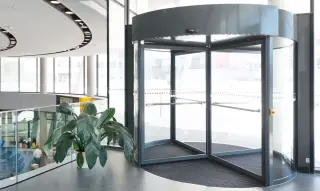 Automatische und manuelle Karusselltüren von GEZE Automatische und manuelle Karusselltüren von GEZE