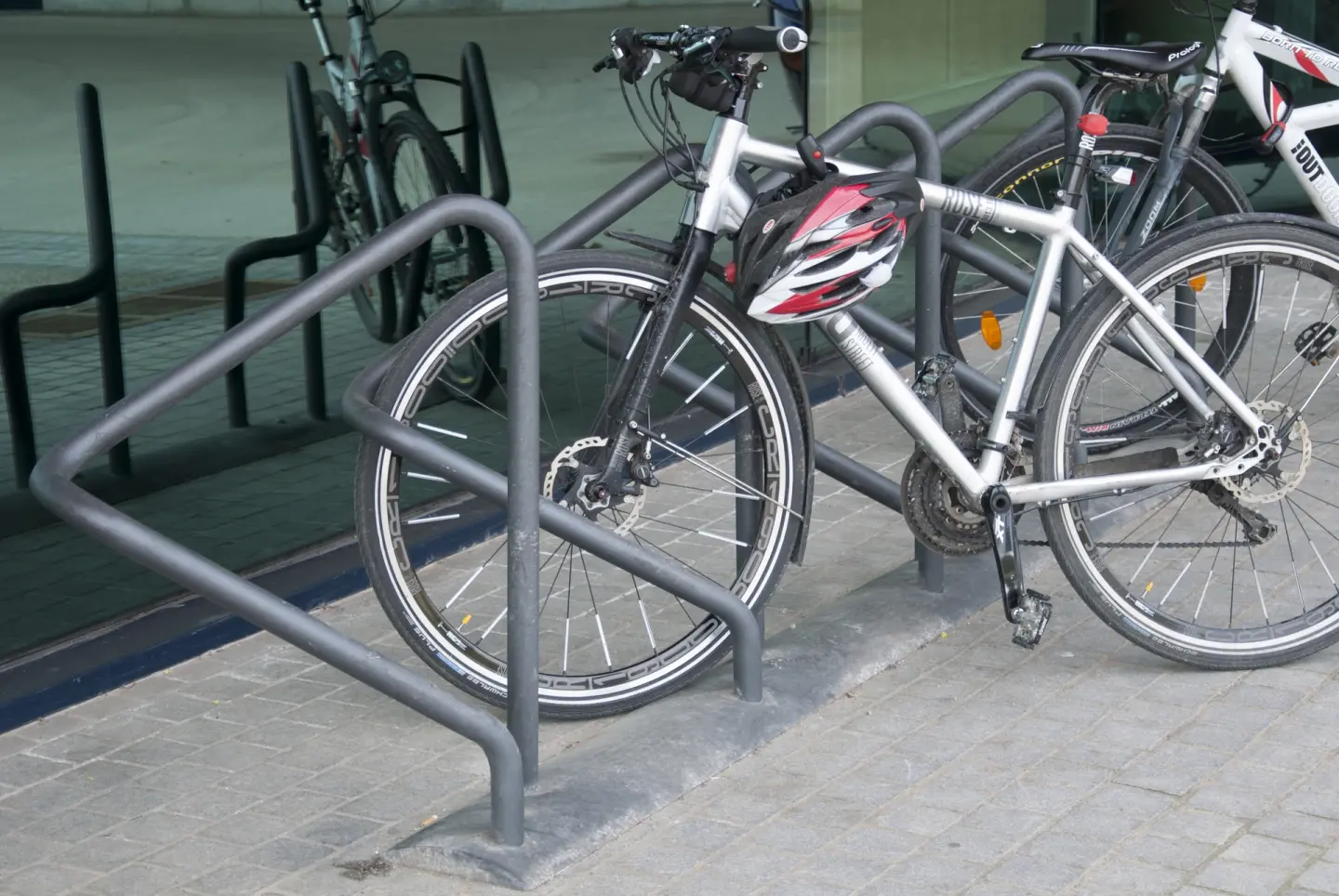 Fahrradparker und Fahrradanlehnbügel als Einzel- oder Reihenanlage Fahrradparker und Fahrradanlehnbügel als Einzel- oder Reihenanlage