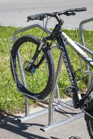 Fahrradparker und Fahrradanlehnbügel als Einzel- oder Reihenanlage Fahrradparker und Fahrradanlehnbügel als Einzel- oder Reihenanlage