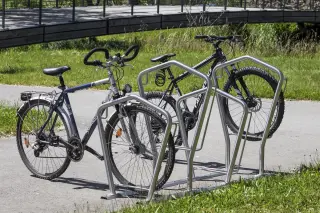 Fahrradparker und Fahrradanlehnbügel als Einzel- oder Reihenanlage Fahrradparker und Fahrradanlehnbügel als Einzel- oder Reihenanlage