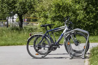 Fahrradparker und Fahrradanlehnbügel als Einzel- oder Reihenanlage Fahrradparker und Fahrradanlehnbügel als Einzel- oder Reihenanlage