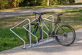 Fahrradparker und Fahrradanlehnbügel als Einzel- oder Reihenanlage Fahrradparker und Fahrradanlehnbügel als Einzel- oder Reihenanlage