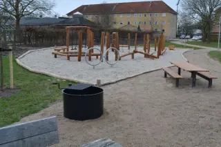 Pflanzbehälter und Baumschutzbügel für den öffentlichen Raum Pflanzbehälter und Baumschutzbügel für den öffentlichen Raum