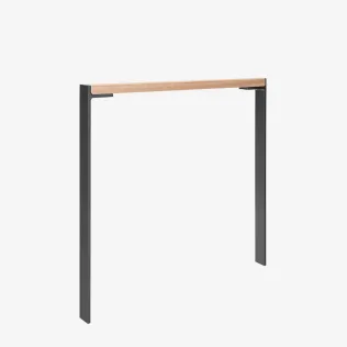 Minimalistischer Stehtisch mit einer Holzplatte und einem Gestell aus pulverbeschichtetem Metall