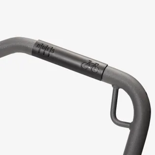 Detailansicht eines Fahrradlenkers aus pulverbeschichtetem Aluminium mit integrierter Halterung