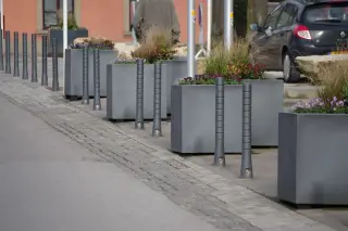 Pflanzbehälter und Baumschutzbügel für den öffentlichen Raum Pflanzbehälter und Baumschutzbügel für den öffentlichen Raum