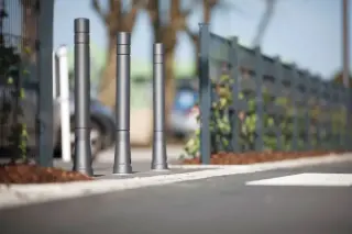 Absperrpfosten und -poller, Versorgungspoller und Leuchtpoller Absperrpfosten und -poller, Versorgungspoller und Leuchtpoller