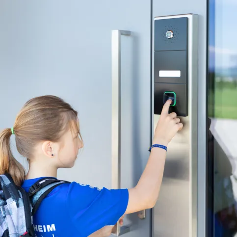 Eltern können sich auf Wunsch benachrichtigen lassen, wenn der Nachwuchs sicher nach Hause gekommen ist. Moderne Zugangskontrolle mit biometrischem Scanner und Edelstahlbeschlägen