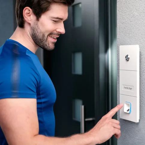 Der ekey sLine Fingerprint ist kompatibel mit vielen verschiedenen Sprechanlagen und verbindet diese mit dem Smart Home. Moderne Türklingel mit integrierter Kamera und minimalistischer Bedienoberfläche