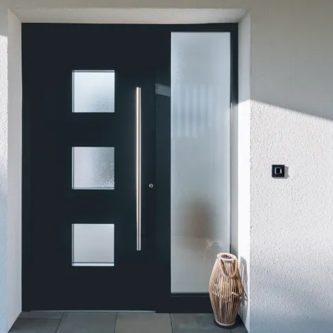 Mit dem ekey xLine Fingerprint startet das Smart-Home bereits beim Nachhausekommen. Eingangstür aus Holz mit Glasakzenten und minimalistischer Gestaltung