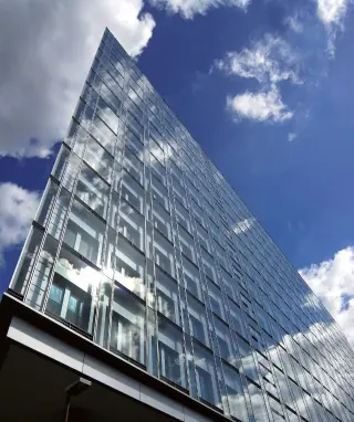 Sonnenschutzgläser mit sehr hoher Wärmedämmung und hoher Lichtdurchlässigkeit Sonnenschutzgläser mit sehr hoher Wärmedämmung und hoher Lichtdurchlässigkeit