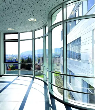 Sonnenschutzgläser mit sehr hoher Wärmedämmung und hoher Lichtdurchlässigkeit Sonnenschutzgläser mit sehr hoher Wärmedämmung und hoher Lichtdurchlässigkeit