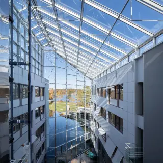 Sonnenschutzgläser mit sehr hoher Wärmedämmung und hoher Lichtdurchlässigkeit Sonnenschutzgläser mit sehr hoher Wärmedämmung und hoher Lichtdurchlässigkeit