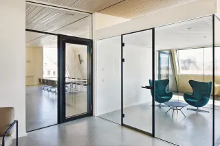GM MARTITION®: Zweischalige Glas-Trennwand mit Tür GM MARTITION®: Zweischalige Glas-Trennwand mit Tür