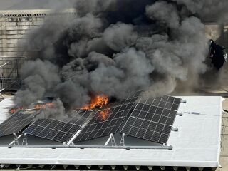 Neue Tests enthüllen: Was PV-Dächer vor Bränden wirklich schützt