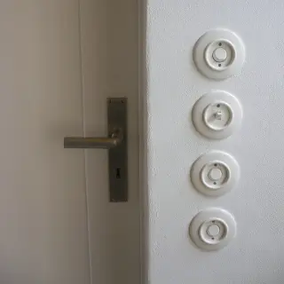 Unterputz-Schaltersysteme aus Porzellan, Bakelit®, Duroplast und Weißglas Unterputz-Schaltersysteme aus Porzellan, Bakelit®, Duroplast und Weißglas