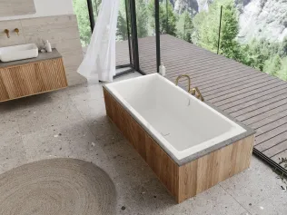 Badezimmer mit freistehender Badewanne aus Keramik, umgeben von Holzverkleidungen und großen Fenstern mit Blick auf die Natur.