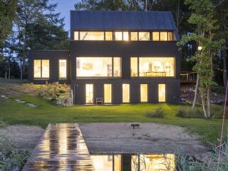 Monolithische Ästhetik: Wenn Fassade und Dach verschmelzen