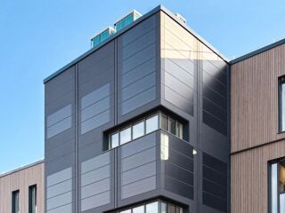 Vollintegrierte PV-Module an der Planum®-Fassade