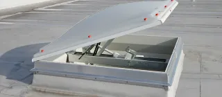 Lichtkuppeln aus Kunststoff/Glas mit Hitze-, Schlag-, Hagel- und Schallschutz Lichtkuppeln aus Kunststoff/Glas mit Hitze-, Schlag-, Hagel- und Schallschutz