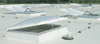 Lichtkuppeln aus Kunststoff/Glas mit Hitze-, Schlag-, Hagel- und Schallschutz Lichtkuppeln aus Kunststoff/Glas mit Hitze-, Schlag-, Hagel- und Schallschutz
