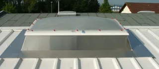 Lichtkuppeln aus Kunststoff/Glas mit Hitze-, Schlag-, Hagel- und Schallschutz Lichtkuppeln aus Kunststoff/Glas mit Hitze-, Schlag-, Hagel- und Schallschutz