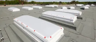 Lichtkuppeln aus Kunststoff/Glas mit Hitze-, Schlag-, Hagel- und Schallschutz Lichtkuppeln aus Kunststoff/Glas mit Hitze-, Schlag-, Hagel- und Schallschutz