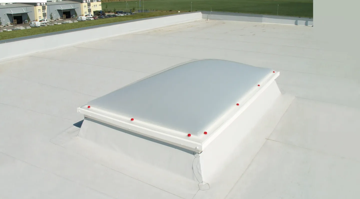 Lichtkuppeln aus Kunststoff/Glas mit Hitze-, Schlag-, Hagel- und Schallschutz Lichtkuppeln aus Kunststoff/Glas mit Hitze-, Schlag-, Hagel- und Schallschutz