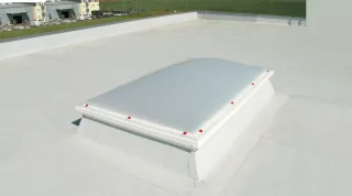 Lichtkuppeln aus Kunststoff/Glas mit Hitze-, Schlag-, Hagel- und Schallschutz Lichtkuppeln aus Kunststoff/Glas mit Hitze-, Schlag-, Hagel- und Schallschutz