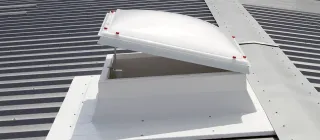 Lichtkuppeln aus Kunststoff/Glas mit Hitze-, Schlag-, Hagel- und Schallschutz Lichtkuppeln aus Kunststoff/Glas mit Hitze-, Schlag-, Hagel- und Schallschutz