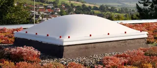Lichtkuppeln aus Kunststoff/Glas mit Hitze-, Schlag-, Hagel- und Schallschutz Lichtkuppeln aus Kunststoff/Glas mit Hitze-, Schlag-, Hagel- und Schallschutz