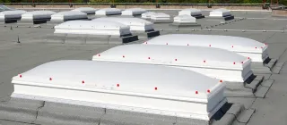 Lichtkuppeln aus Kunststoff/Glas mit Hitze-, Schlag-, Hagel- und Schallschutz Lichtkuppeln aus Kunststoff/Glas mit Hitze-, Schlag-, Hagel- und Schallschutz