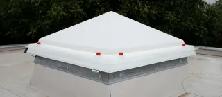 Lichtkuppeln aus Kunststoff/Glas mit Hitze-, Schlag-, Hagel- und Schallschutz Lichtkuppeln aus Kunststoff/Glas mit Hitze-, Schlag-, Hagel- und Schallschutz