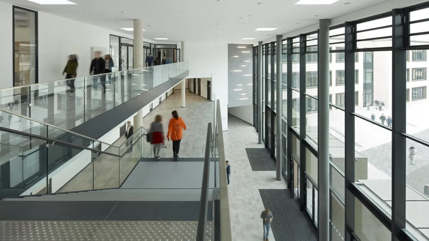 Lamellenfenster mit Isolier- und Einfachverglasung, NRWG zertifiziert Lamellenfenster mit Isolier- und Einfachverglasung, NRWG zertifiziert