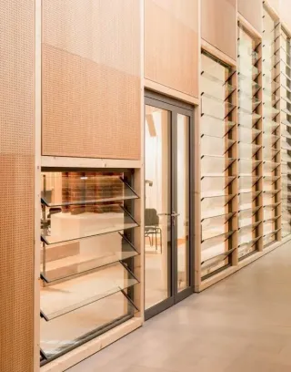 Lamellenfenster mit Isolier- und Einfachverglasung, NRWG zertifiziert Lamellenfenster mit Isolier- und Einfachverglasung, NRWG zertifiziert