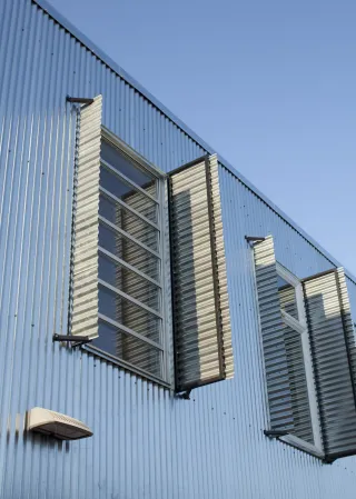 Lamellenfenster mit Isolier- und Einfachverglasung, NRWG zertifiziert Lamellenfenster mit Isolier- und Einfachverglasung, NRWG zertifiziert