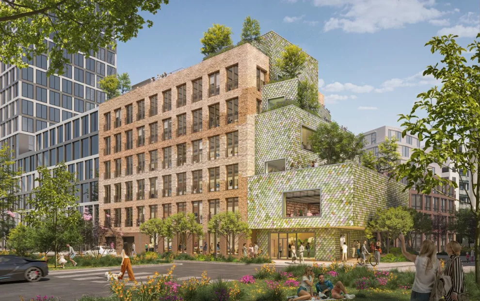 Die zweigeteilte Fassade des Bürokomplexes setzt auf Recyclingbaustoffe. Links: recycelte rotbraune Klinkersteine, rechts: recycelte bunte PVC-Schindeln. Die zweigeteilte Fassade des Bürokomplexes setzt auf Recyclingbaustoffe. Links: recycelte rotbraune Klinkersteine, rechts: recycelte bunte PVC-Schindeln.