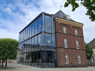 Wie ein moderner Anbau ein Rathaus aus dem 15. Jahrhundert ergänzt