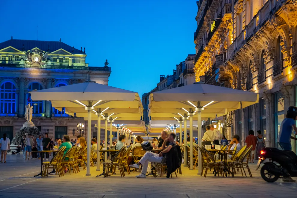 Großzügiger Schatten am Tag, stimmungsvolles Ambiente in der Nacht: Glatz Sonnenschirme mit integrierter LED-Beleuchtung auf dem Place de la Comédie in Montpellier. Großzügiger Schatten am Tag, stimmungsvolles Ambiente in der Nacht: Glatz Sonnenschirme mit integrierter LED-Beleuchtung auf dem Place de la Comédie in Montpellier.