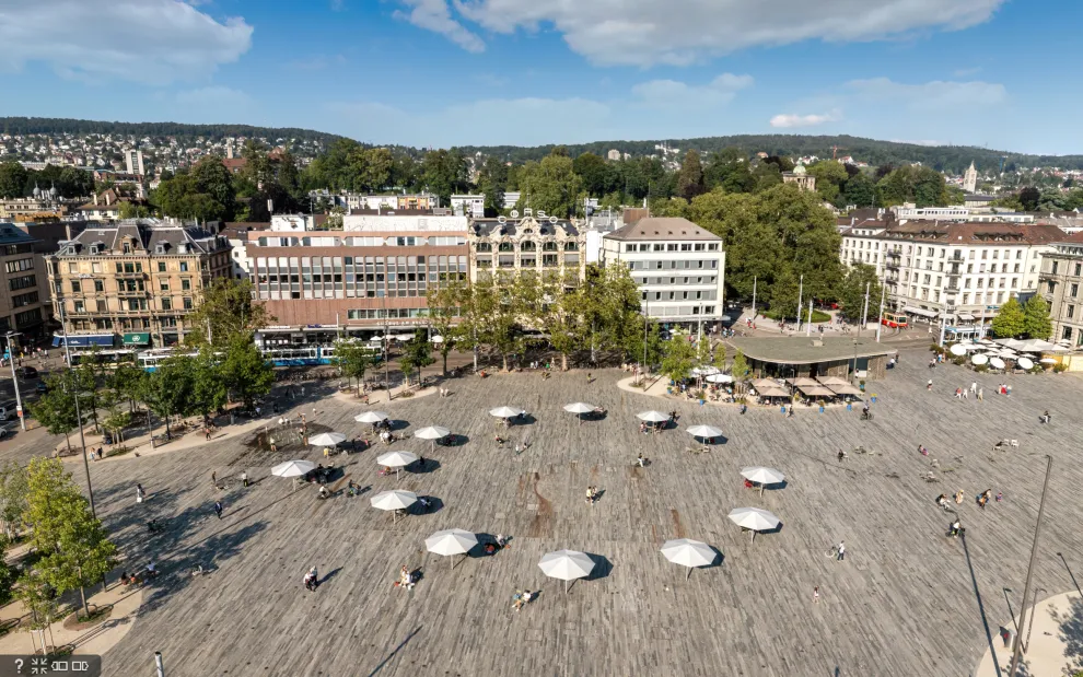 Sechseläutenplatz Zürich: Der Schirmkreis schafft neue Treffpunkte und erhöht die Aufenthaltsqualität im Sommer. Sechseläutenplatz Zürich: Der Schirmkreis schafft neue Treffpunkte und erhöht die Aufenthaltsqualität im Sommer.