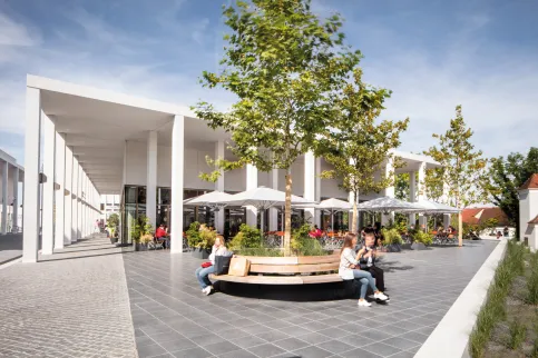 Eine ganze Gruppe an PALAZZO® Noblesse-Schirmen bietet schattige Rückzugsorte in Metzingen.