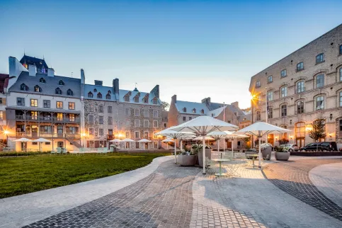 So kann urbane Beschattung aussehen: Glatz Sonnenschirme setzen moderne Akzente auf dem historischen Place de Paris in Québec.