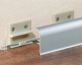 Sockelleisten aus Aluminium und Edelstahl mit und ohne Beleuchtung Sockelleisten aus Aluminium und Edelstahl mit und ohne Beleuchtung