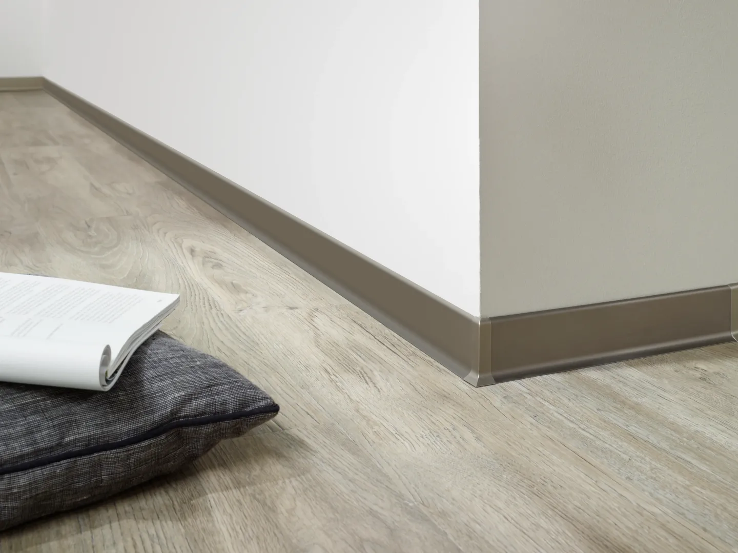Sockelleisten aus Aluminium und Edelstahl mit und ohne Beleuchtung Sockelleisten aus Aluminium und Edelstahl mit und ohne Beleuchtung