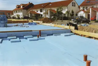 Dämmung der Bodenplatte und mehrlagige Perimeterdämmung Dämmung der Bodenplatte und mehrlagige Perimeterdämmung