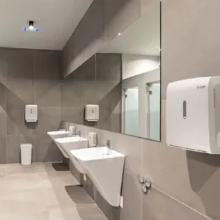 Waschraum mit Hygieneausstattung CLEAR+ Sanitärraum mit keramischen Fliesen, wandmontierten Waschbecken und großen Spiegeln