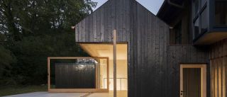 DAS SCHWARZE HAUS - © Florian Holzherr