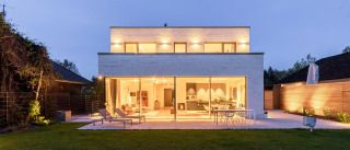 Luft und Licht - Klassische Formen und subtile Details machen das Haus zu einem Hingucker - © Jan Vennemann Luft und Licht - Klassische Formen und subtile Details machen das Haus zu einem Hingucker - © Jan Vennemann