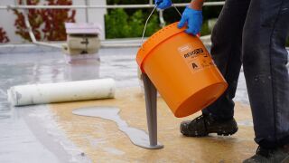 REVOPUR® WP220 FP – die Brandschutzbarriere zwischen Flachdach und PV-Anlagen