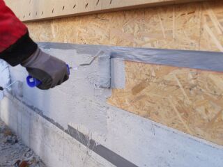 Diffusionsoffene Sockelabdichtung im Holzbau mit FRANKOSIL 1K Plus